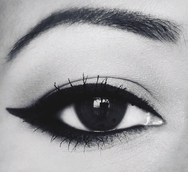 How to Apply Top Eyeliner
